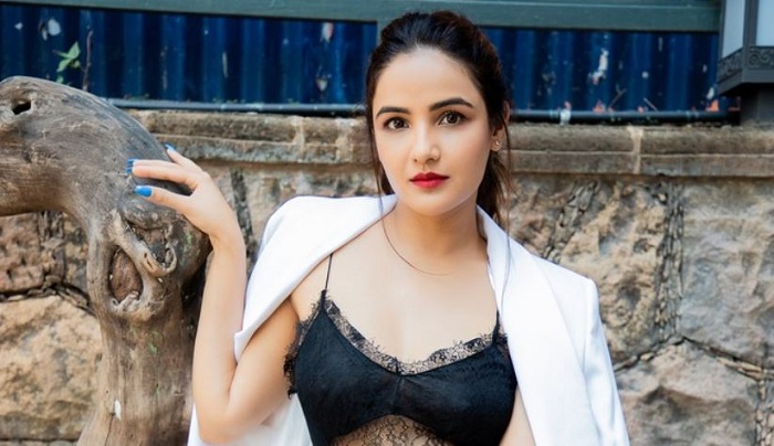 Jasmin Bhasin is Getting Bolder Every Day, Internet's Mercury Rises As Soon As She Enters The Swimming Pool
