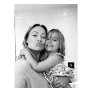 Olivia Wilde Isn’t Relying on Glam to Look Gorgeous!