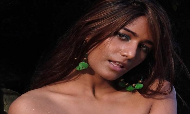 Poonam Pandey flaunts her black bra
