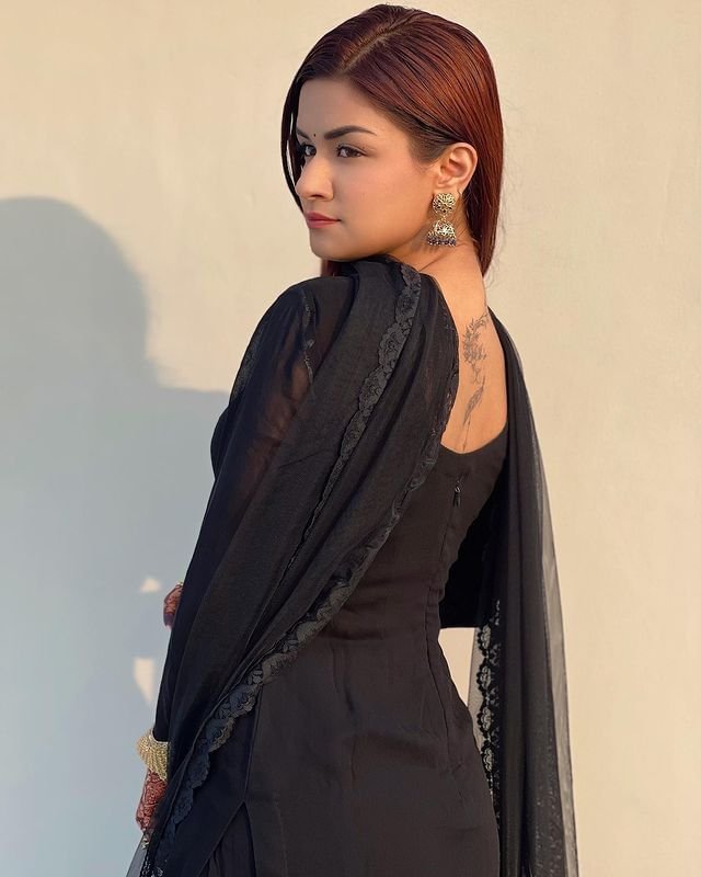 avneet kaur black dress