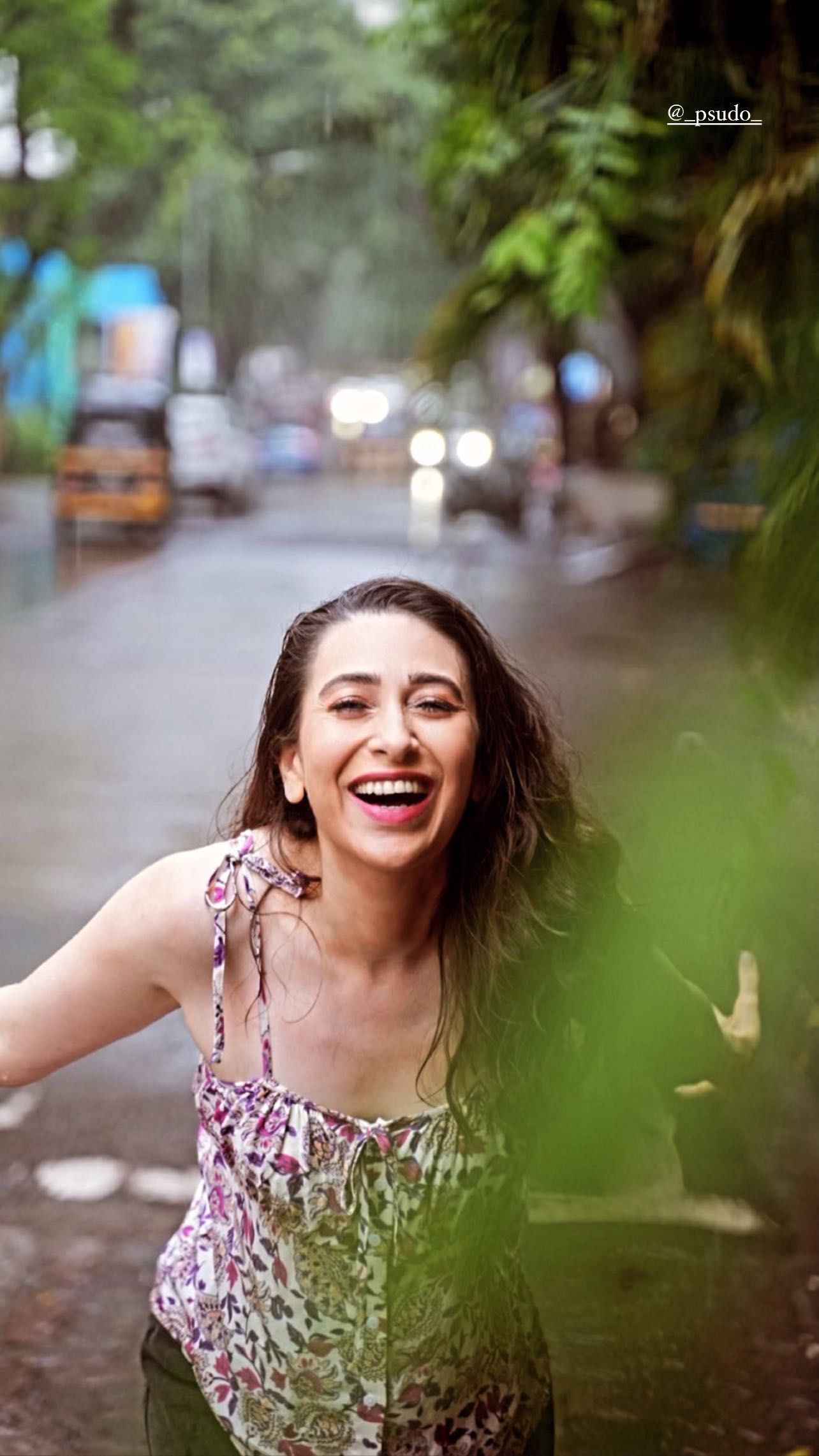 Karisma Kapoor Enjoyed The Rains Of Mumbai, Danced Like This –